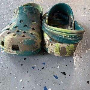 CROCS Kids Clog in Teal and Green Camo